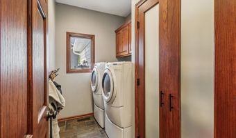 946 11th Ave SE, Altoona, IA 50009