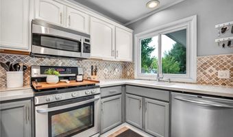 150 Greenbriar Dr, Aurora, OH 44202