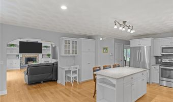 10 Lantern Brook Dr, Lincoln, RI 02865