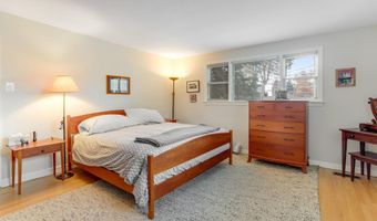 2700 N DINWIDDIE St N, Arlington, VA 22207