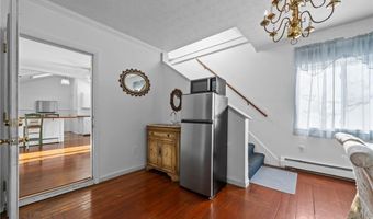 16 Courtway St, Narragansett, RI 02882