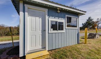 1601 E Church St, Aurora, MO 65605