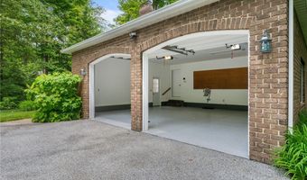 3881 Ravinewood Dr, Austinburg, OH 44010