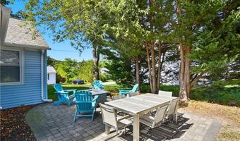 18 Lakeview Dr, Narragansett, RI 02882