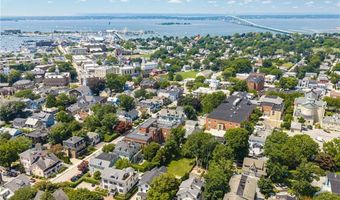 28 Mount Vernon St, Newport, RI 02840