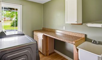 1302 Crest Dr, Aberdeen, NC 28315