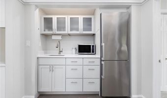5 Maloney Ln, Middletown, RI 02842