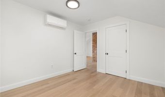 28 Young St 3, Newport, RI 02840