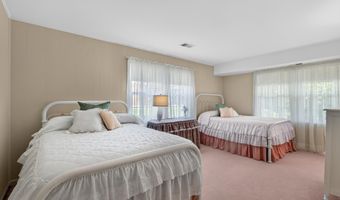 8024 GARLOT Dr, Annandale, VA 22003