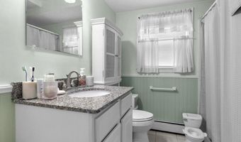 41 Perry Ave, Middletown, RI 02842