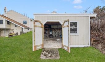 8 Pine Ln, Coventry, RI 02816