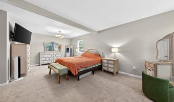 693 Rustic Valley Dr, Ballwin, MO 63021