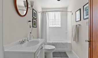 123 Beacon St, Middletown, RI 02842
