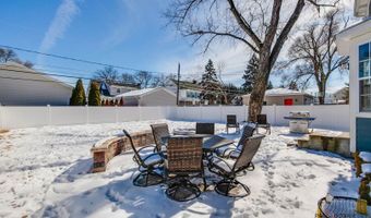 705 N Kaspar Ave, Arlington Heights, IL 60004