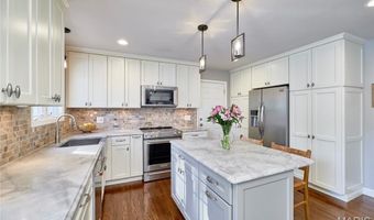 1093 Del Ebro Dr, Ballwin, MO 63011
