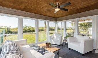 1049 Vine Ave, Riverside, IA 52327
