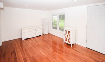 40 Grove Pl, Danbury, CT 06810