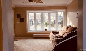 77 Lynton Rd, Albertson, NY 11507
