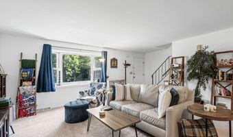 137 Point Of Woods Dr, Albany, NY 12203