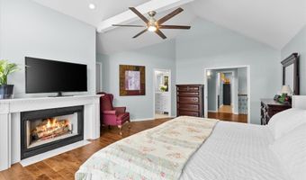 18 Woodland Hills Ct, Alton, IL 62002