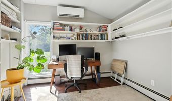 2 Buckingham St, Barrington, RI 02806