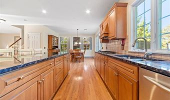 273 Finch Ln, North Kingstown, RI 02874