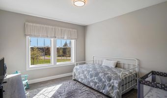 40 Knoll Crest Dr, Bangor, ME 04401