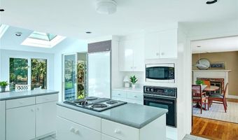 11 Henry Dr, Barrington, RI 02806