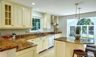 15 Sylvia Ln, Lincoln, RI 02865