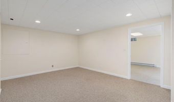 220 Island Dr, Middletown, RI 02842