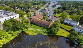 200 Merrick Rd R, Amityville, NY 11701
