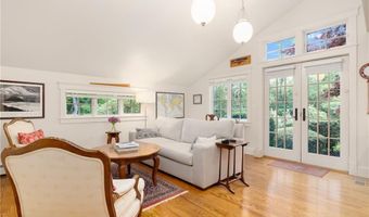 56 Summerfield Ln, Middletown, RI 02842