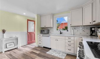 72 Kane Ave, Middletown, RI 02842