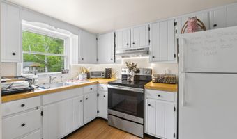 14 Lakeshore Dr, Belgrade, ME 04918