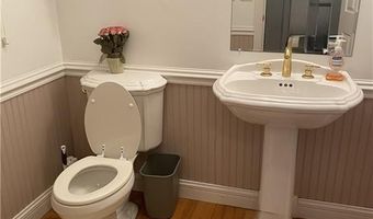 40 Fox Dr, Narragansett, RI 02882