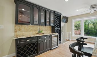 8121 BRIAR CREEK Dr, Annandale, VA 22003