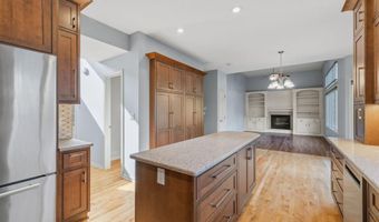 4002 Edgewater Dr, Ames, IA 50010