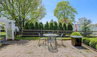126 9th St, Belford, NJ 07718