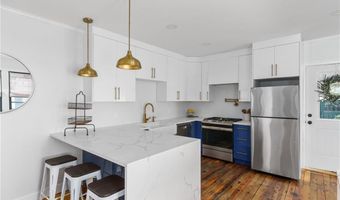 11 Sunshine Ct, Newport, RI 02840