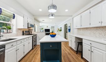 6916 PACIFIC Ln, Annandale, VA 22003