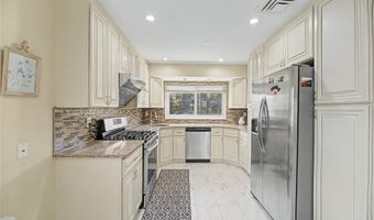 31 Edgemere Dr, Albertson, NY 11507