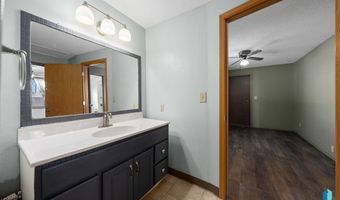 702 S 3rd St, Beresford, SD 57004