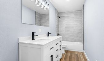 305 Crescent St, Aurora, MO 65605