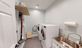 917 5 7TH St, Brookings, OR 97415