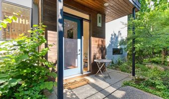 4061 Thornoaks Dr, Ann Arbor, MI 48104