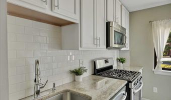 132 Point Of Woods Dr, Albany, NY 12203