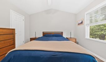 10 Stonyridge Dr, Bayonne, NJ 07035