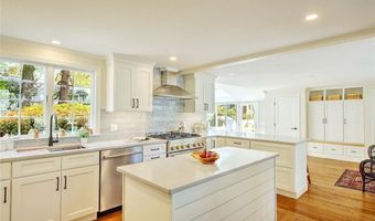 18 Chantilly Dr, Barrington, RI 02806