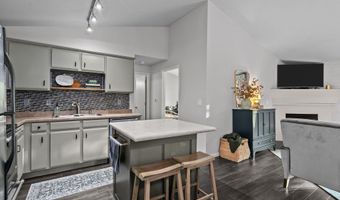 3333 N CASALOMA Dr 9, Appleton, WI 54913