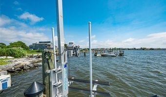32 Unqua Pl, Amityville, NY 11701